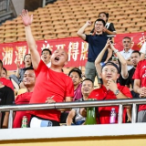 特写｜湖南球迷热情似火 争做湘超最佳“第十二人”