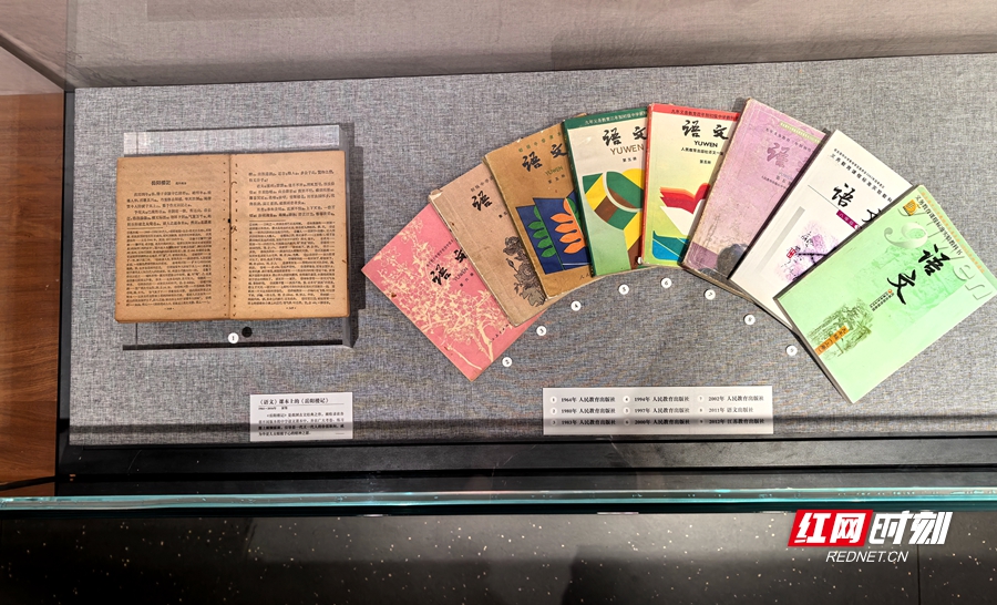 图八 中学《语文》课本展柜_副本.jpg