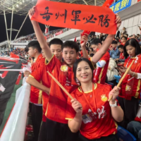 特写｜“岳州军”女鼓手曹美乐：每一次敲鼓，都是与家乡球队并肩战斗的心跳