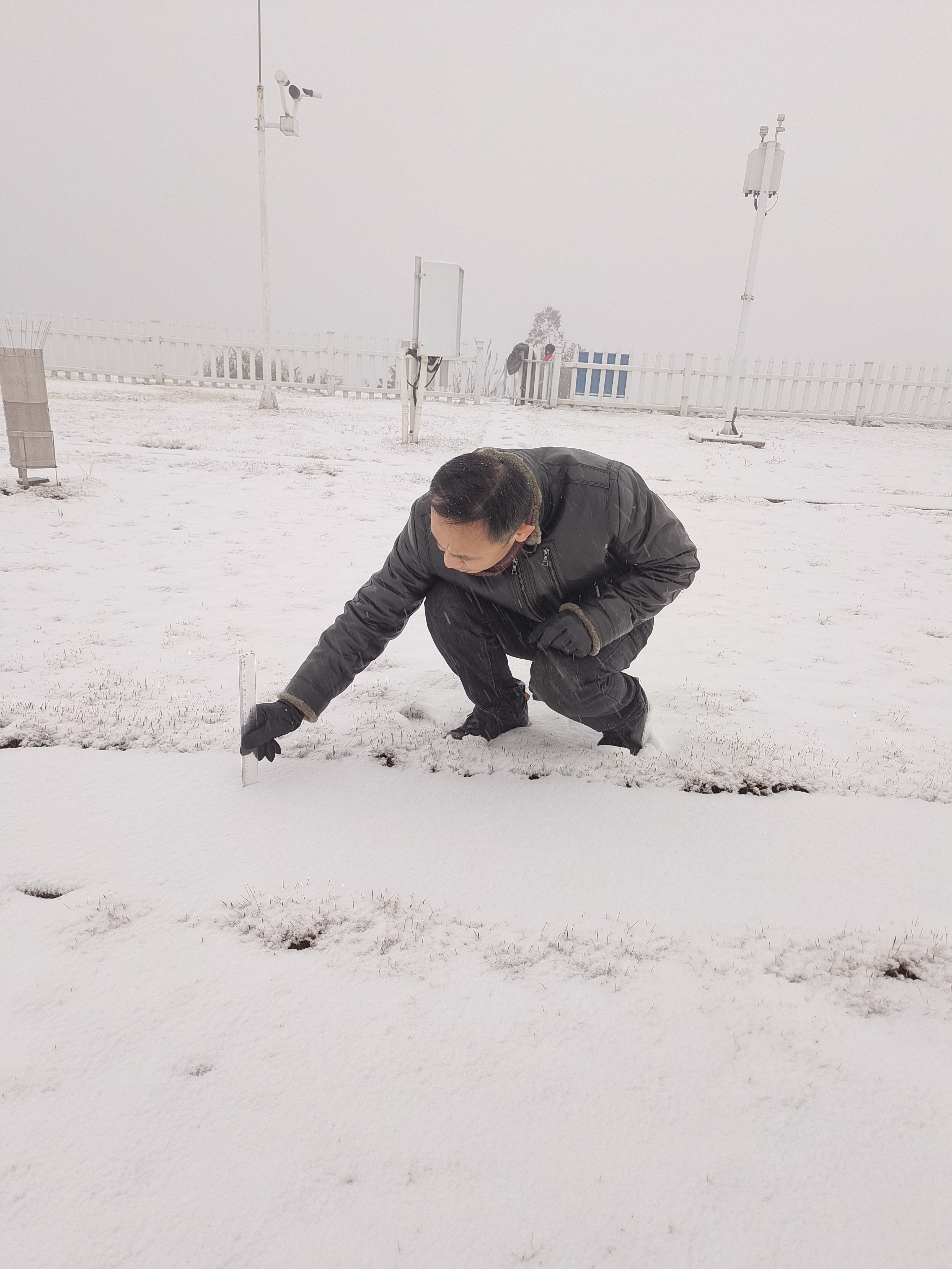 20240123郴州：气象观测风雨无阻，应对冰雪彰显担当 (3).jpg