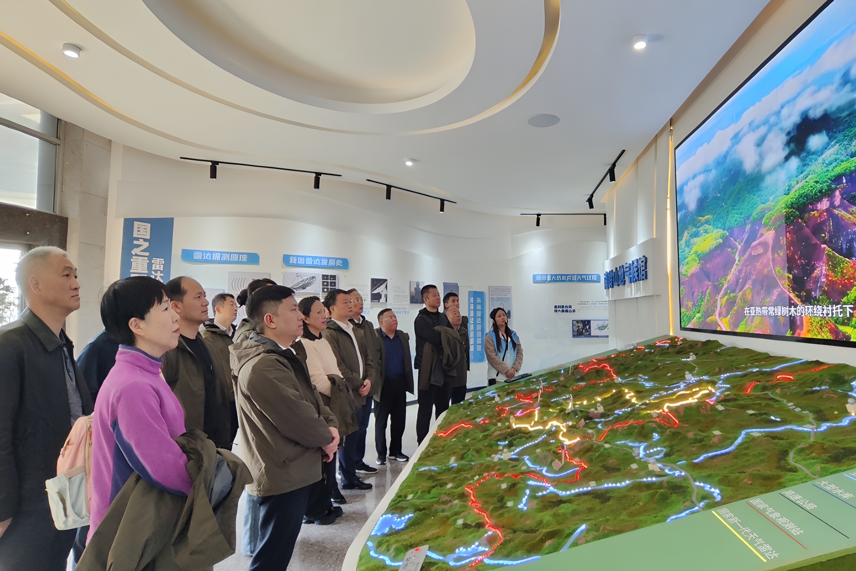 处干班学员参观南岭山地气候馆。.jpg 处干班学员参观南岭山地气候馆。.jpg