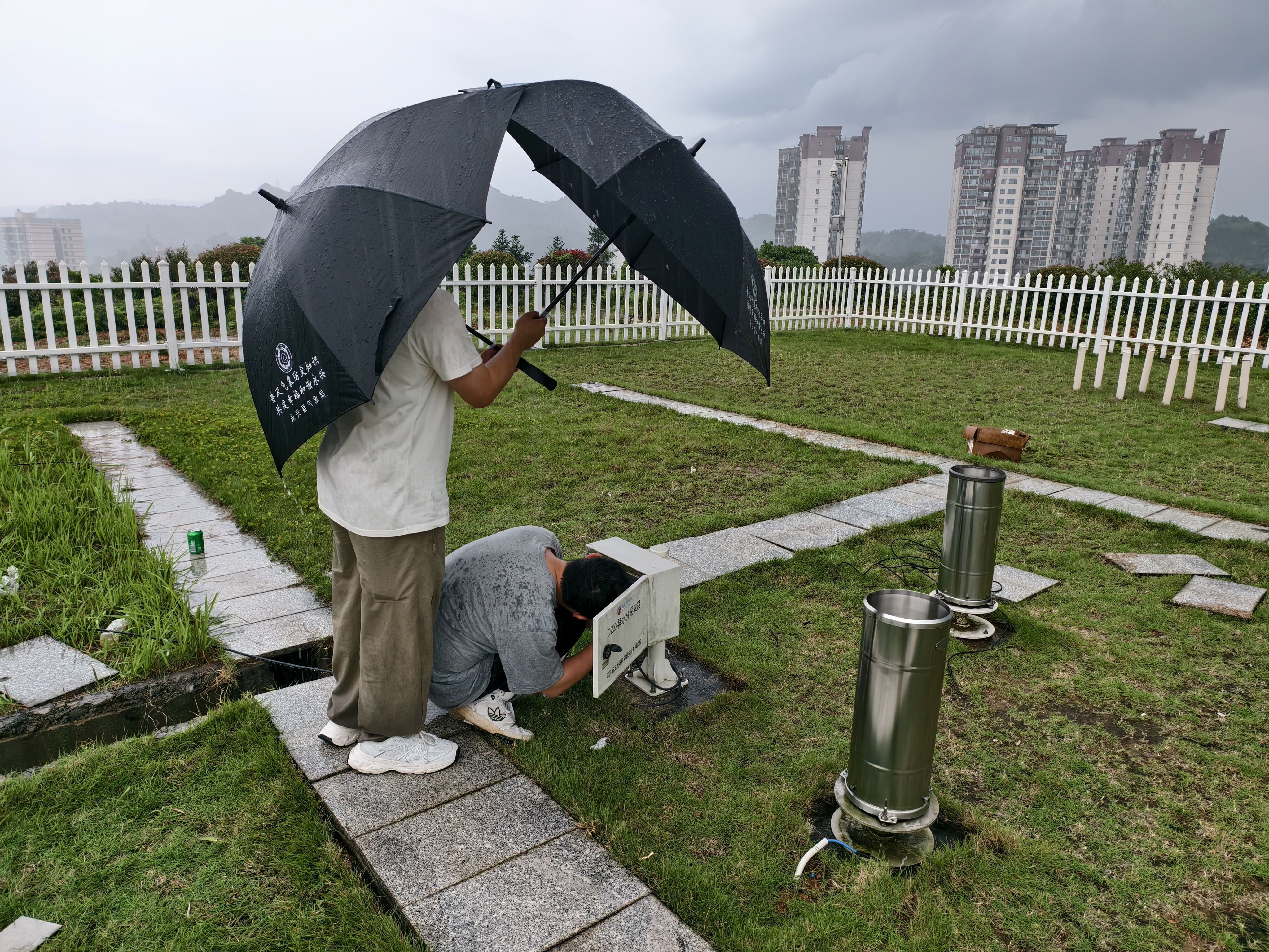 郴州市气象局第一党支部党员突击队冒雨抢修永兴县气象局观测站。（来源：唐嘉程）.jpg