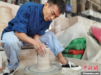 牙舟陶遇上“Z世代”:六百多年技艺与创新的传承