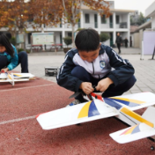 追光 | 这所小学在防空洞里培养出全国航模冠军