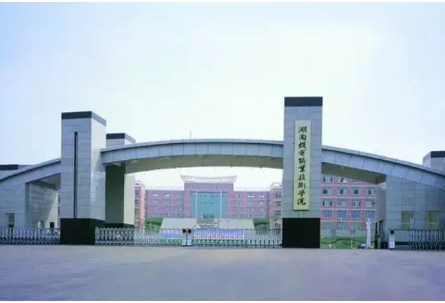 湖南机电职院举行第十九届“机电杯”大学生辩论赛决赛