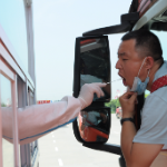 方便集卡司机，上海在港区设立“不下车”核酸采样站