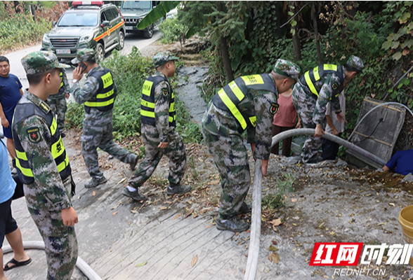 高地势山村受旱 冷水江市人武部组织基干民兵送水到家