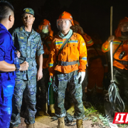 夜间突发山火 武警驻怀化某部临退役老兵勇上扑火一线