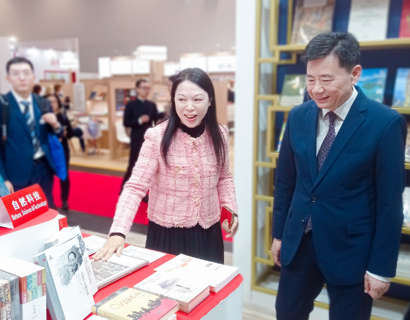 法兰克福书展首日，中国驻德大使吴恳视察湖南展台