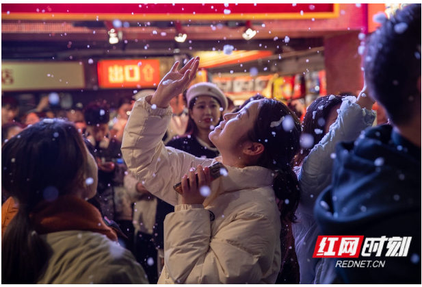 “迪斯科 人造雪”迎新年，游客体验长沙市井文化