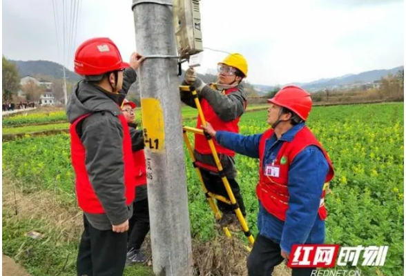 双峰供电为20余年老校新增变压器 解其用电受限难题