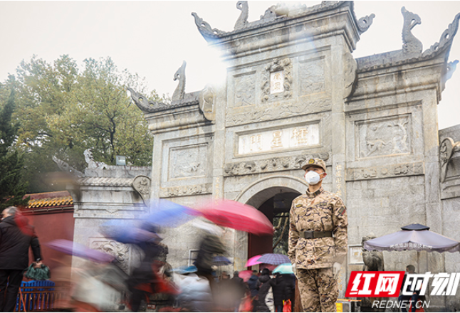 元宵节数万游客南岳祈福 武警官兵在岗执勤守护平安