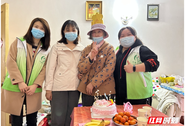 心手相牵：望月湖街道社工站牵头为特困供养老人举办生日会