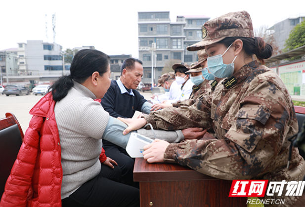 溆浦县人武部组织民兵医疗救护连进村开展义诊活动