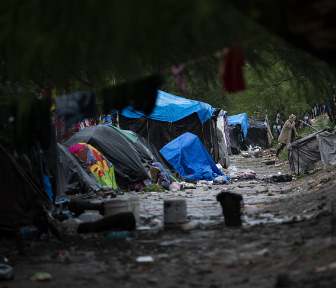 美前州长批美政府对移民危机治理失能:城市中心正陷入瘫痪