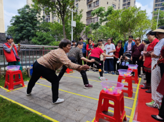 湖南湘江新区天源社区举行长者趣味运动会暨黄手环公益活动