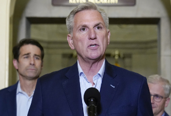 拜登、麦卡锡达成“妥协”,却导致两党内部不满,无人欢呼!