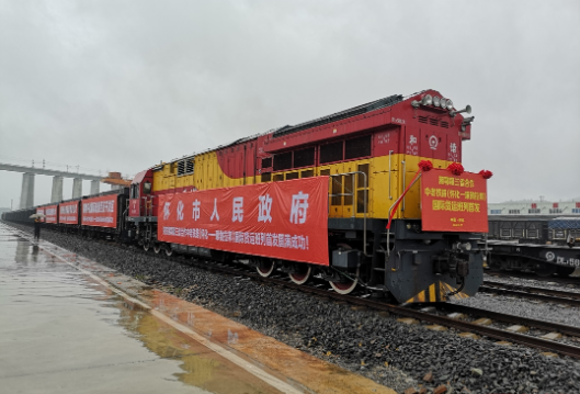 湘鄂赣中老国际货运班列在怀化首发