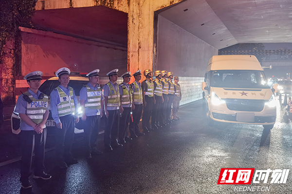 军地联合执法 湖南省军区警备办公室开展夜间酒驾醉驾检查纠察