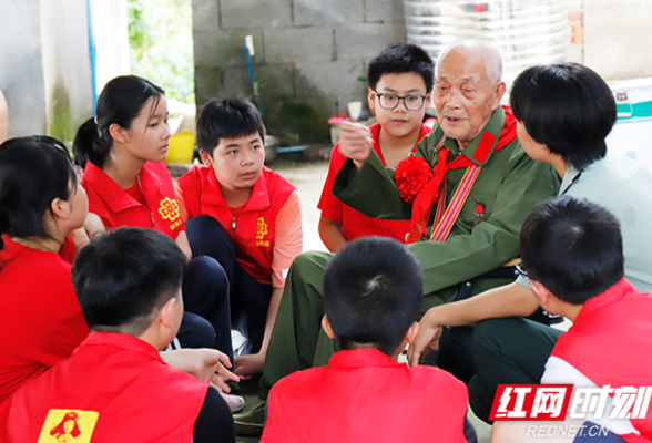 致敬老英雄 怀化鹤城区人武部组织青少年慰问志愿军老战士