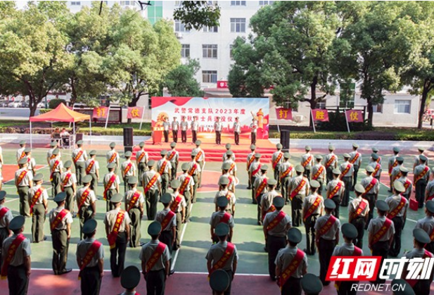 身披荣光再出发 武警常德支队欢送退役士兵离队返乡