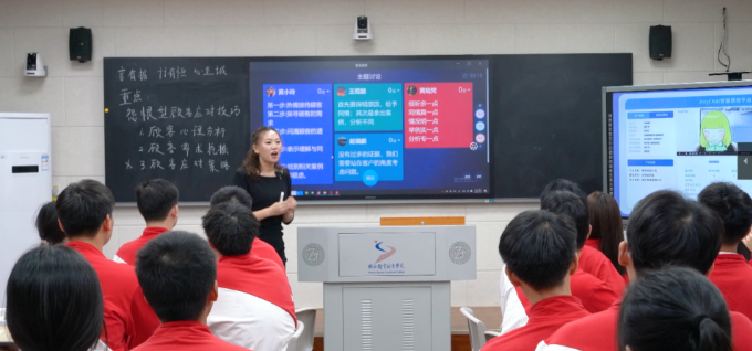教师风采丨周露林：青春之光，照亮教育之路