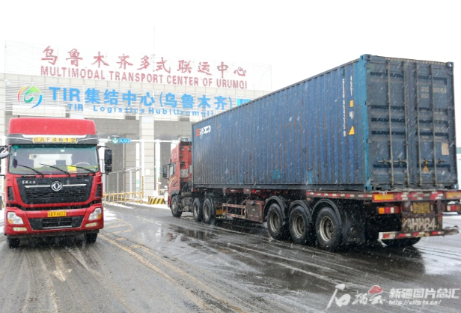 风雪无阻 乌鲁木齐国际陆港区人流物流畅行