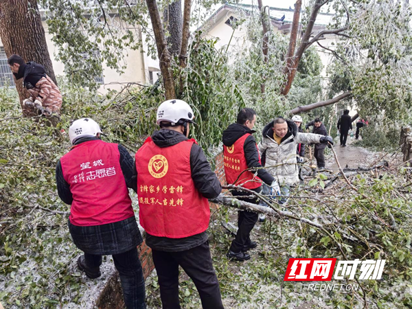 万众一心抗冰雪   “冻”起来就“动”起来！