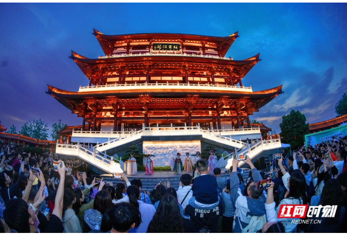 十二“花神”亮相杜甫江阁 点亮漫展星光夜