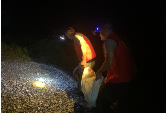 暴雨红色预警发布后，乡干部迅速转移沿河658名群众