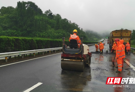 兵分五路 湖南高速“养护橙”快速排除路面隐患