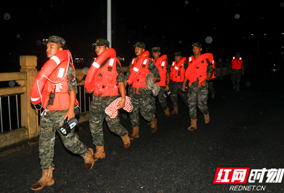 沅江水位陡涨 武警湘西支队官兵紧急出动转移群众