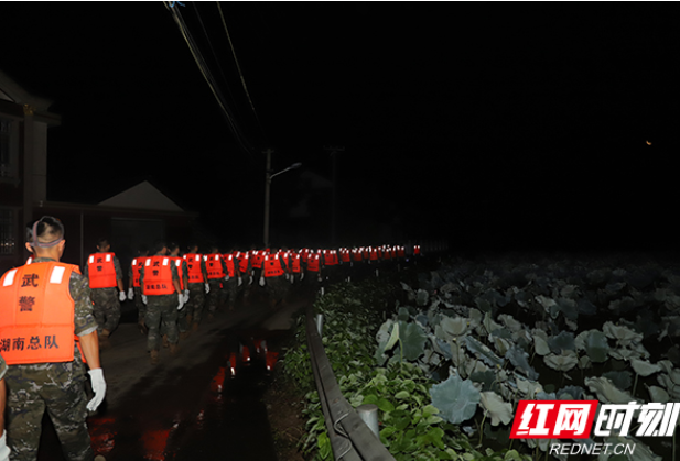 凌晨出险凌晨除险 武警常德支队官兵连夜围堵沅水流域管涌