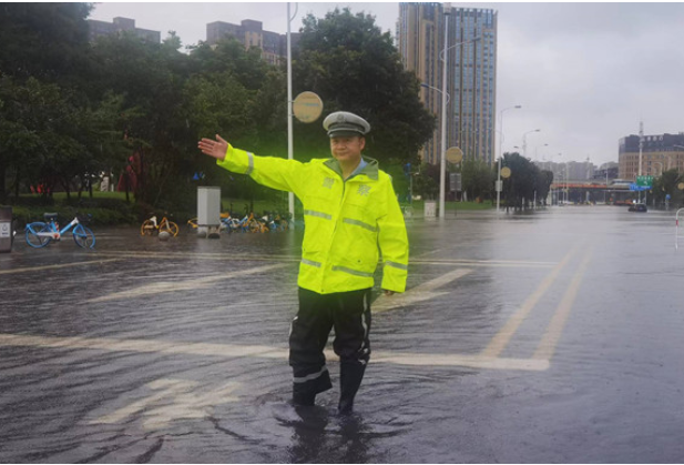 雨中“警”色扮亮党旗红——长沙交警支队设施大队全力以赴守护百姓平安