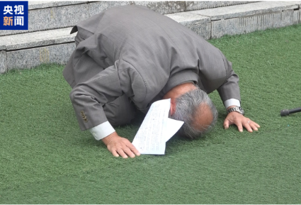 76岁侵华日军后裔赤脚跪地，向中国人民谢罪！