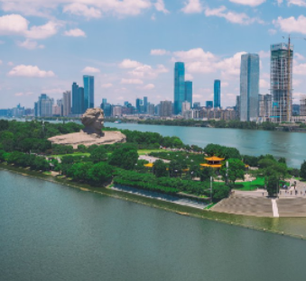 仁心护夕:一份善意,温暖荣家河的深秋