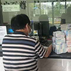 吉首农商银行：西瓜有价 客户情谊无价