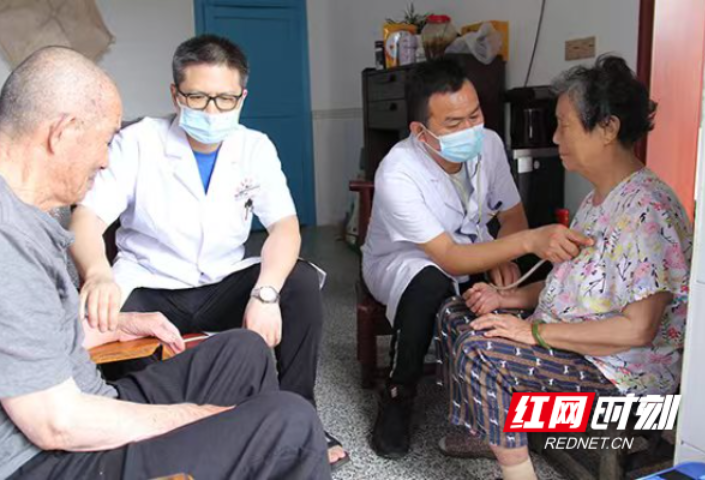 张家界:慈利县医疗卫生志愿服务进乡村