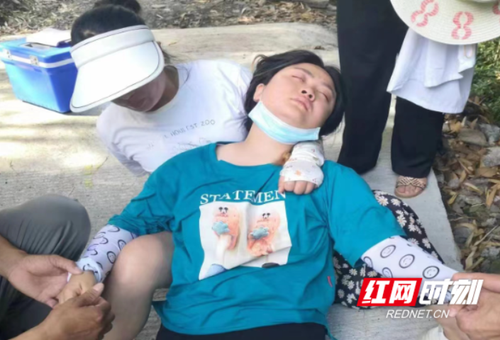 致敬！“大白”坚守疫苗接种一线中暑晕倒