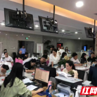 张家界：为爱加班“520” 婚前检查“不打烊”