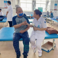 两年后，会唱歌的“植物人”可以走路了