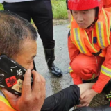 暴雨天气 困在车中不能动弹 长沙120、119联动出警解救被困车主