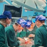 车把撞腹致胰腺断裂 3小时“豆腐芯上绣花”抢回10岁女童生命