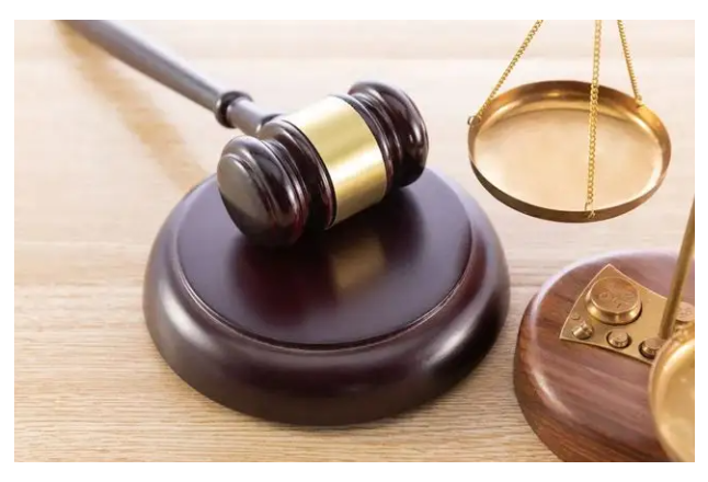 盲人雨夜下班路上掉入斑马线上未盖井盖的窨井中 法院：受害人已经尽到自身注意义务，窨井管理人未尽管理维护义务应承担全部赔偿责任