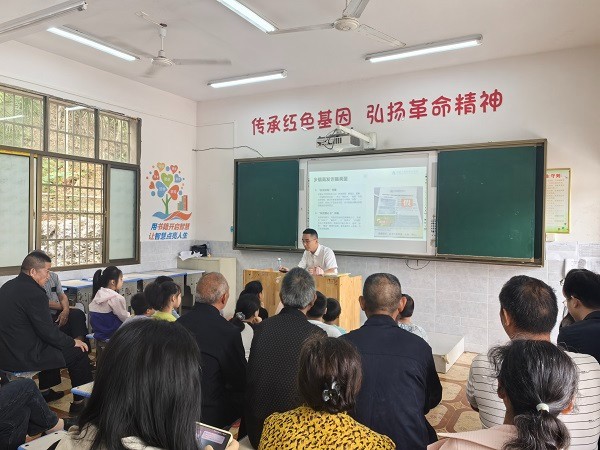 10月17日民政厅法律顾问团队湖南人和律师事务所律师到驻村帮扶点双峰县大石玉村给学校师生和村党员干部讲授了一堂“法治暖乡间 民政惠民生”法治讲课.jpg