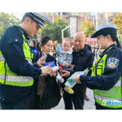 筑牢安全防线！汨罗交警多形式开展全国交通安全日宣传