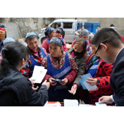 苗乡赶集日 宪法 “送上门”——古丈县检察院深入乡镇开展宪法宣法活动