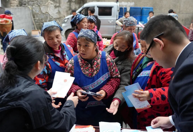 苗乡赶集日 宪法 “送上门”——古丈县检察院深入乡镇开展宪法宣法活动