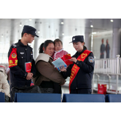 湖南怀化铁警对旅客进行宪法知识宣传