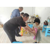 情暖六一 法护成长——省司法厅驻新寨村工作队开展儿童节关爱活动